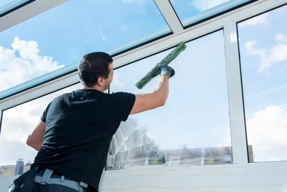 Fensterputzer reinigt eine Glasfassade