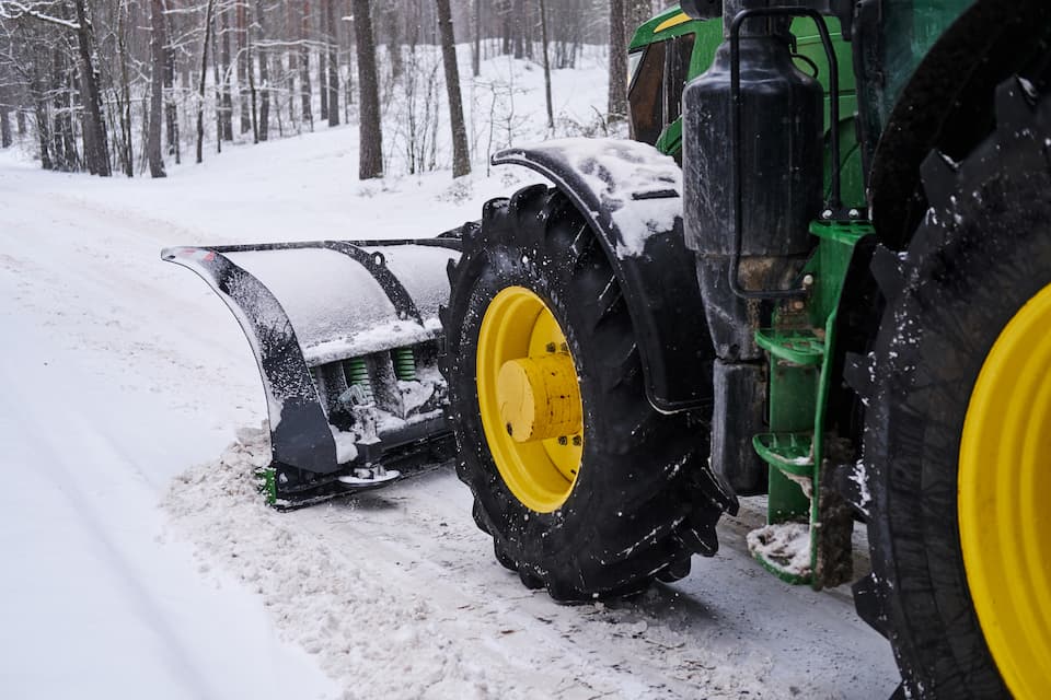 Winterdienst: Traktor der Schnee schiebt